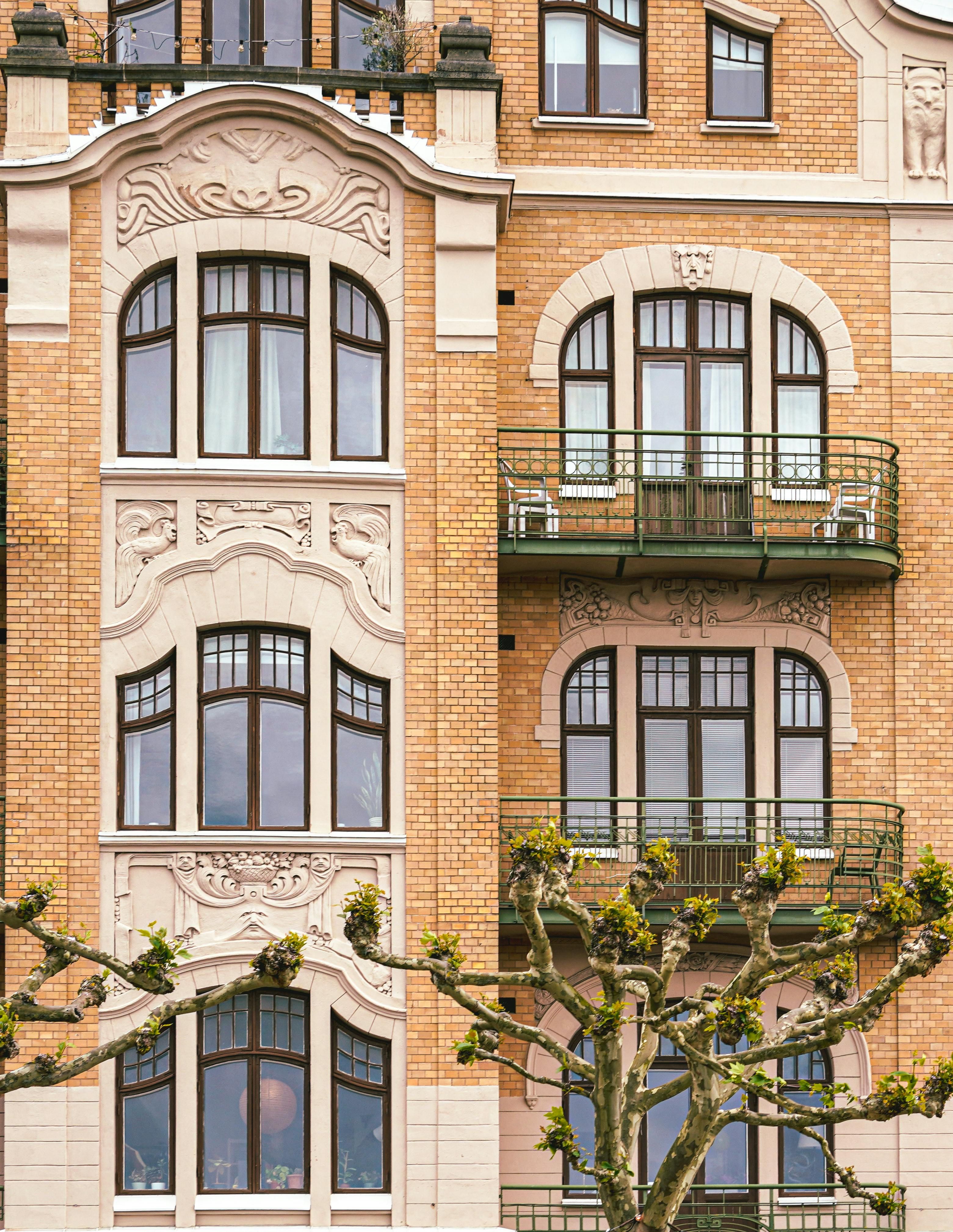 Jugendstil-Fassade mit gelbem Klinker und floralen Stuckelementen