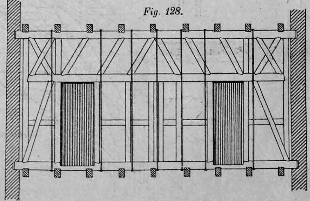 Fig. 128: Großformatiges Hängewerk über eine weite Spannweite mit zwei Türöffnungen und Zugeisen.