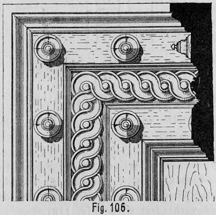 Fig. 106: Detailansicht einer reich ornamentierten Türeinfassung mit Schnitzwerk und dekorativen Beschlägen.