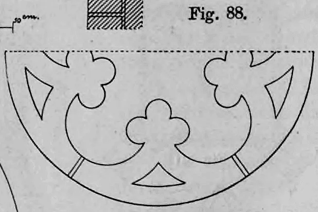 Grafische Darstellung einer halben Fensterrosette mit Dreipass-Maßwerk und einem zugehörigen Profilschnitt.