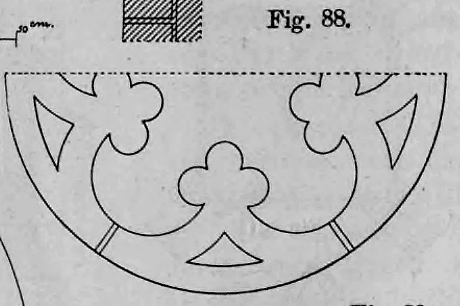 Fig. 88: Halbkreisförmiger Bogen mit innerer Dreipass-Gliederung und flankierenden Zierelementen.