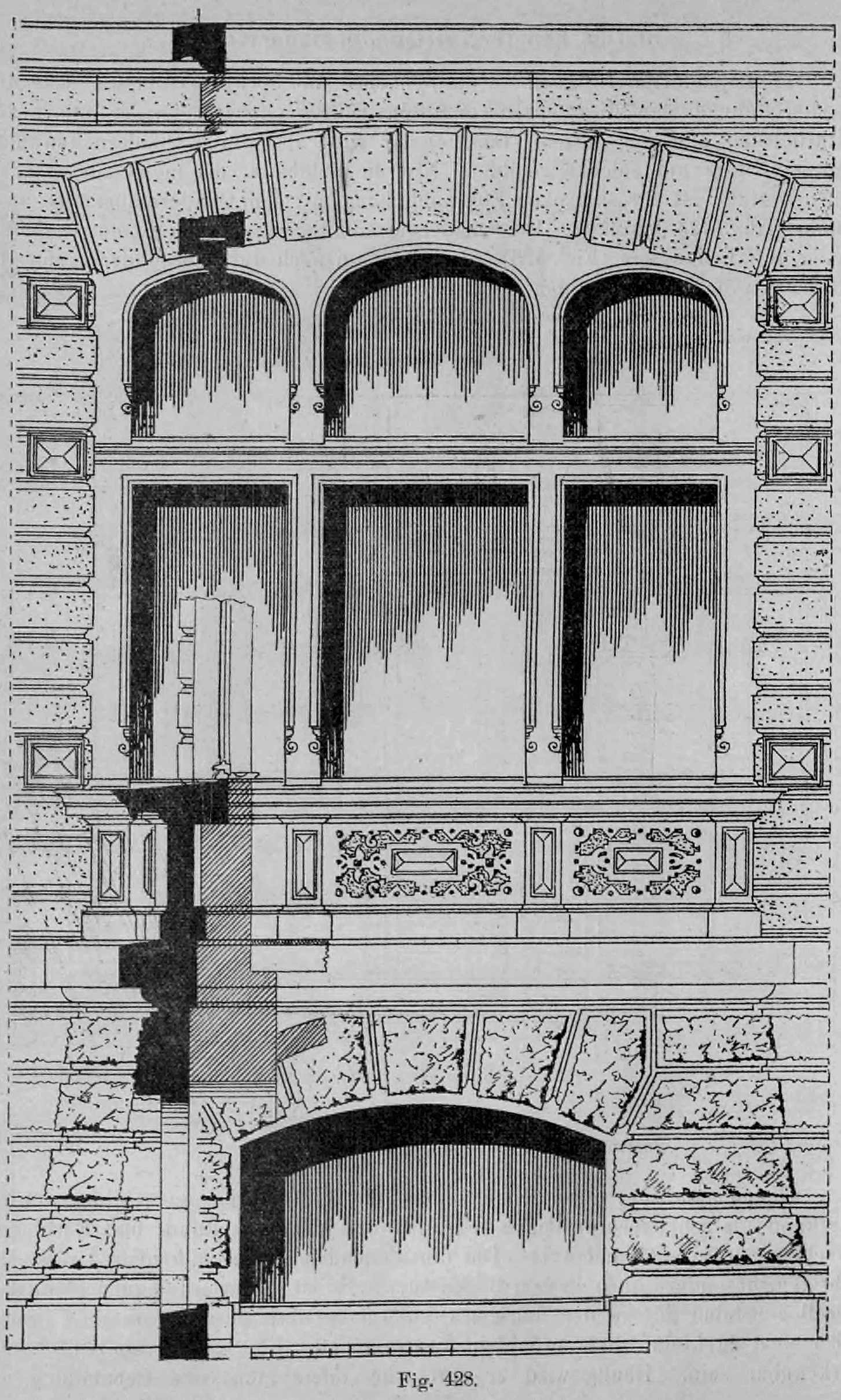 Fig. 428: Detailansicht einer monumentalen Fassade mit einem dreiteiligen Fenster.