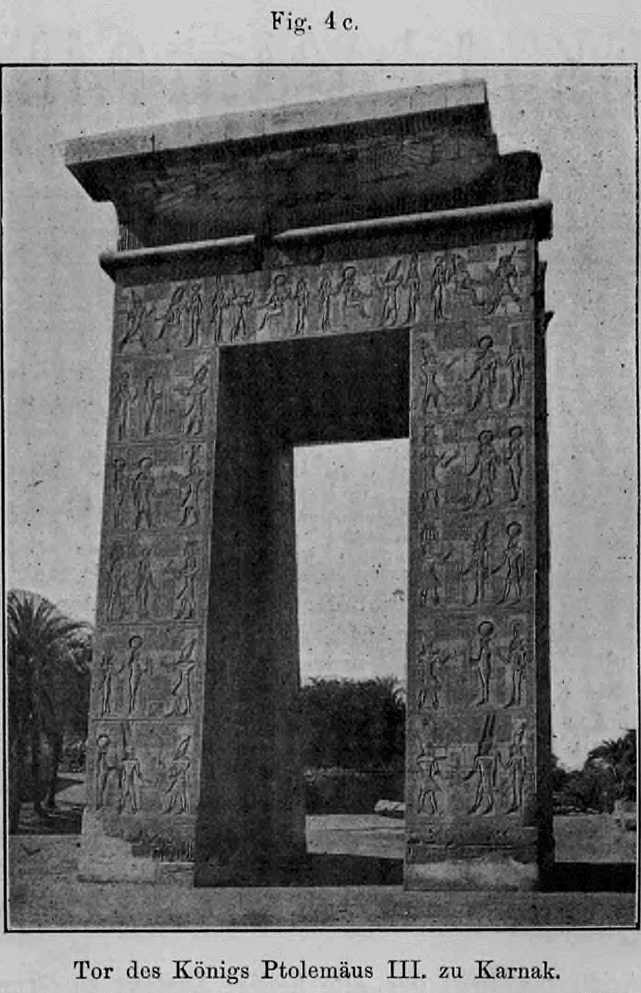 Fig. 4c: Eine historische Fotografie eines monumentalen ägyptischen Tores in Karnak.