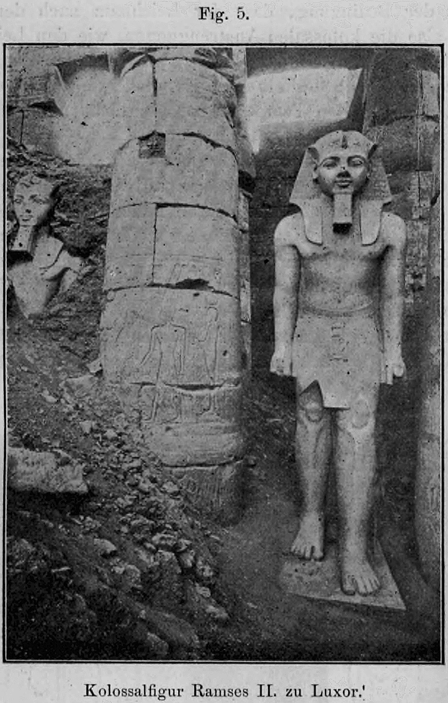 Fig. 5: Historische Fotografie einer monumentalen Statue von Ramses II. vor einer dekorierten Säule in Luxor.