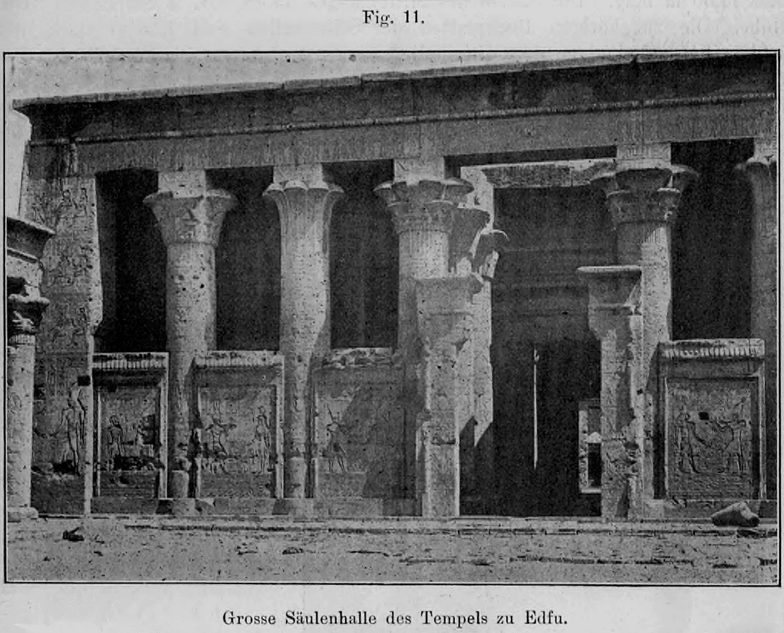 Fig. 11.: Historische Fotografie der monumentalen Säulenhalle im Tempel von Edfu.