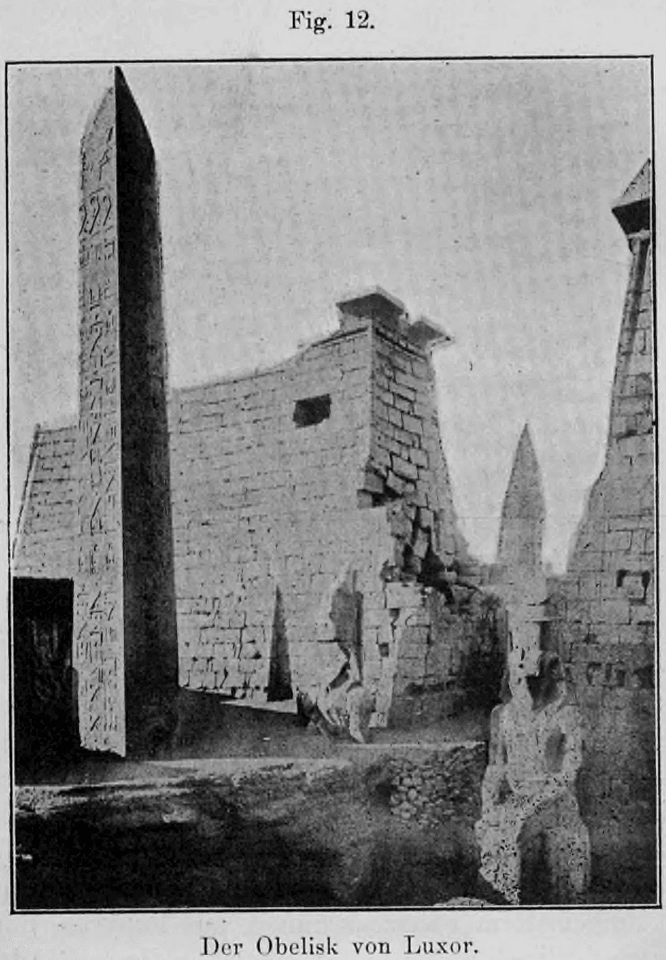 Fig. 12: Historische Fotografie des Obelisken von Luxor in seiner ursprünglichen Umgebung vor einer Tempelruine.