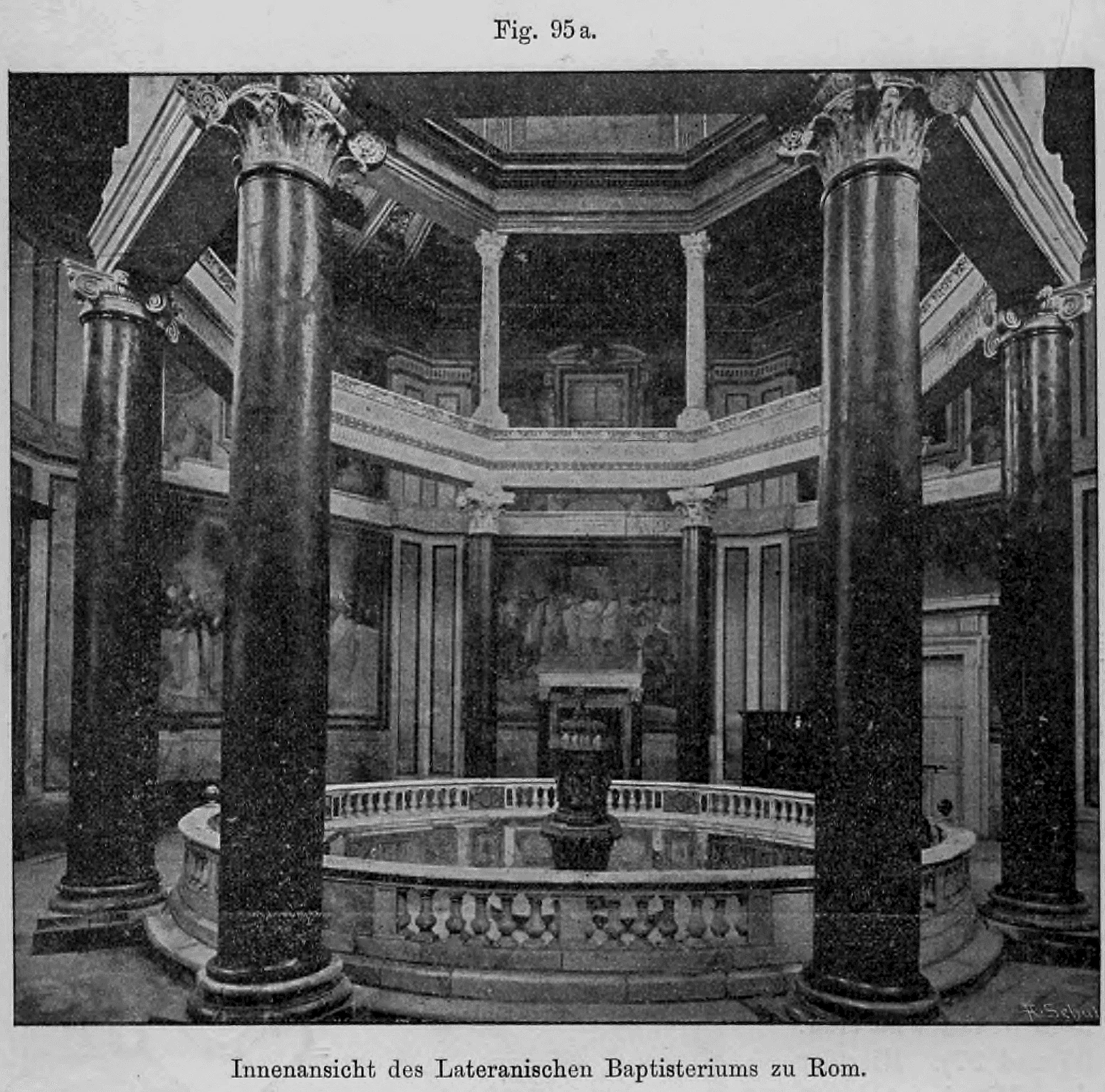 95 a.: Historische Innenansicht des Lateranischen Baptisteriums in Rom mit dem zentralen Taufbecken und dem antiken Säulenkranz.