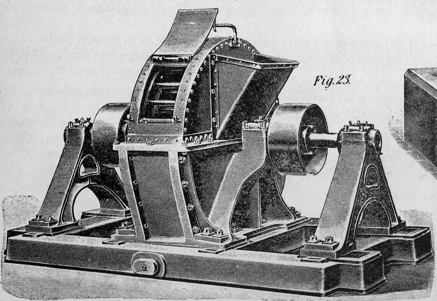 Fig. 23: Industrielle Zerkleinerungsmaschine mit massivem Aufgabetrichter.