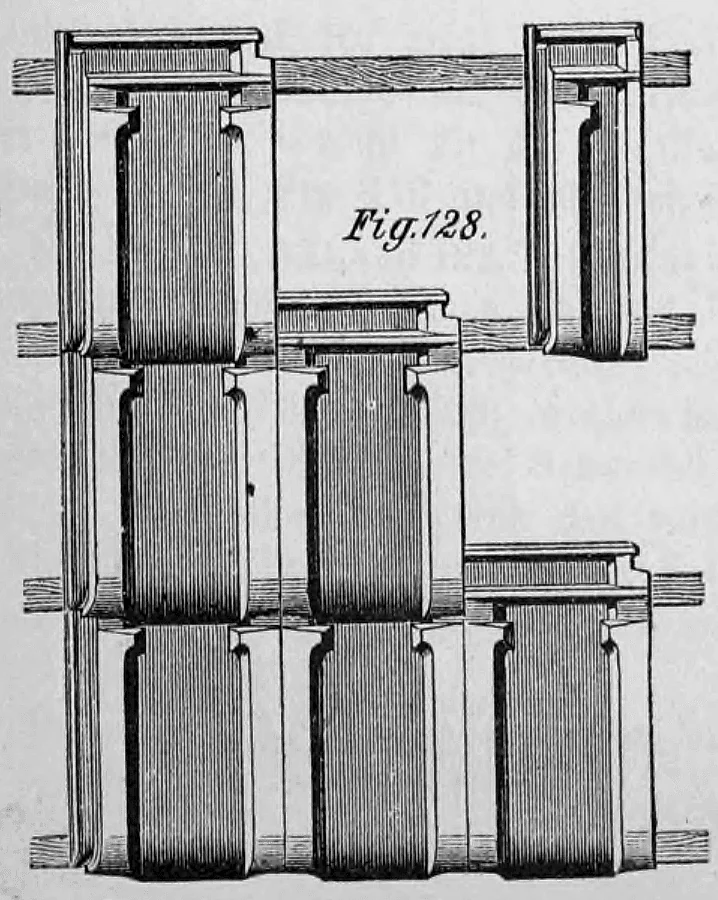 Fig. 128: Kronendeckung mit Biberschwanzziegeln auf einer Holzlattung.
