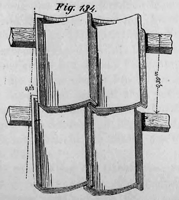 Fig. 134: Dachflächenansicht mit überlappenden großformatigen Dachziegeln.