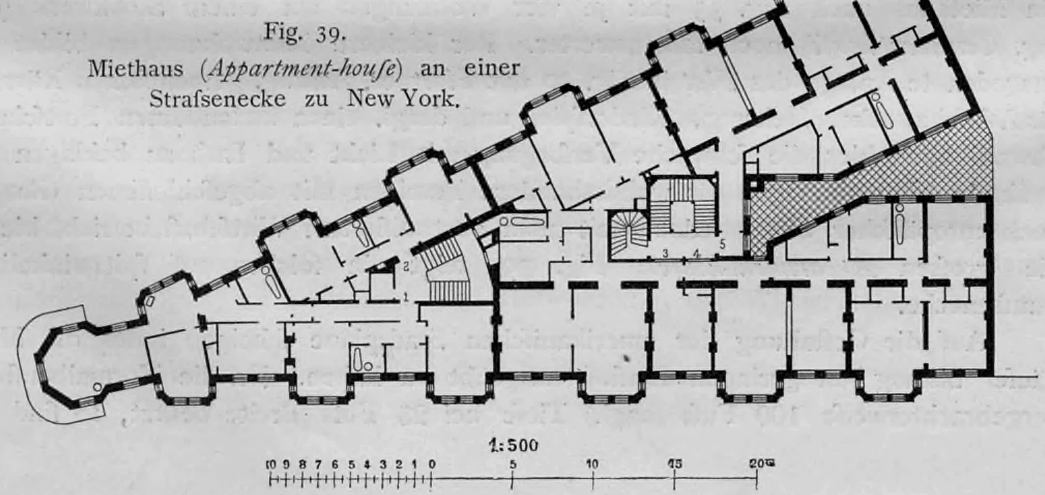 Grundriss eines New Yorker Mietshauses (Apartmenthauses) an einer spitzwinkligen Straßenecke im Maßstab 1:500.