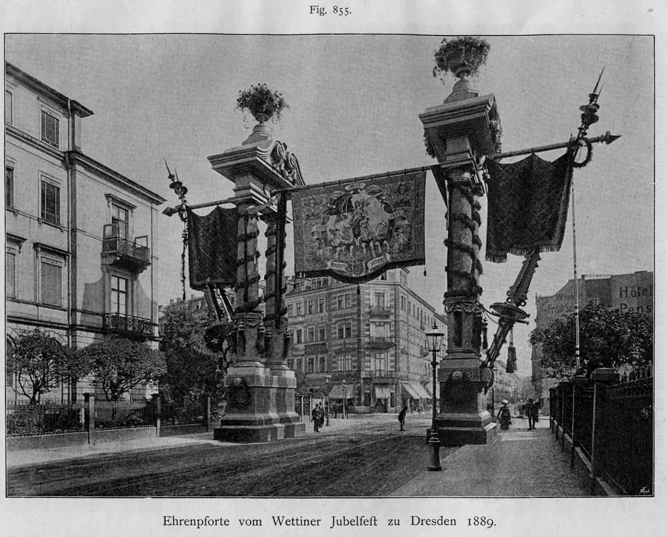 Fotografische Ansicht einer temporären Ehrenpforte mit geschmückten Säulen und Banner beim Wettiner Jubelfest in Dresden 1889.