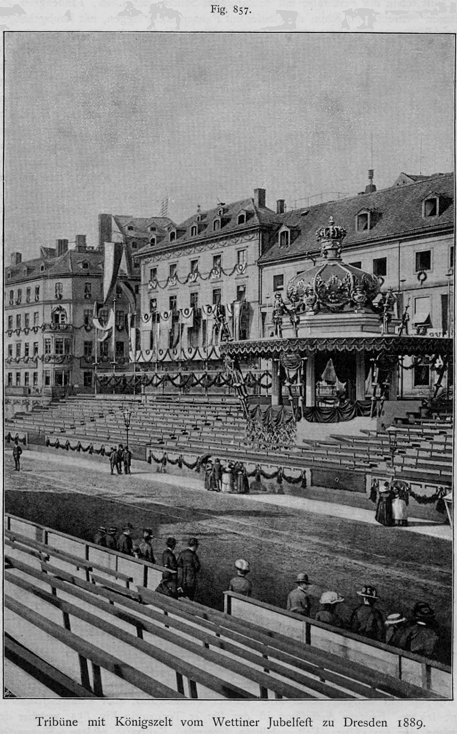 Historische Aufnahme einer mehrstufigen Festtribüne mit bekröntem Königszelt anlässlich des Wettiner Jubelfestes in Dresden im Jahr 1889.